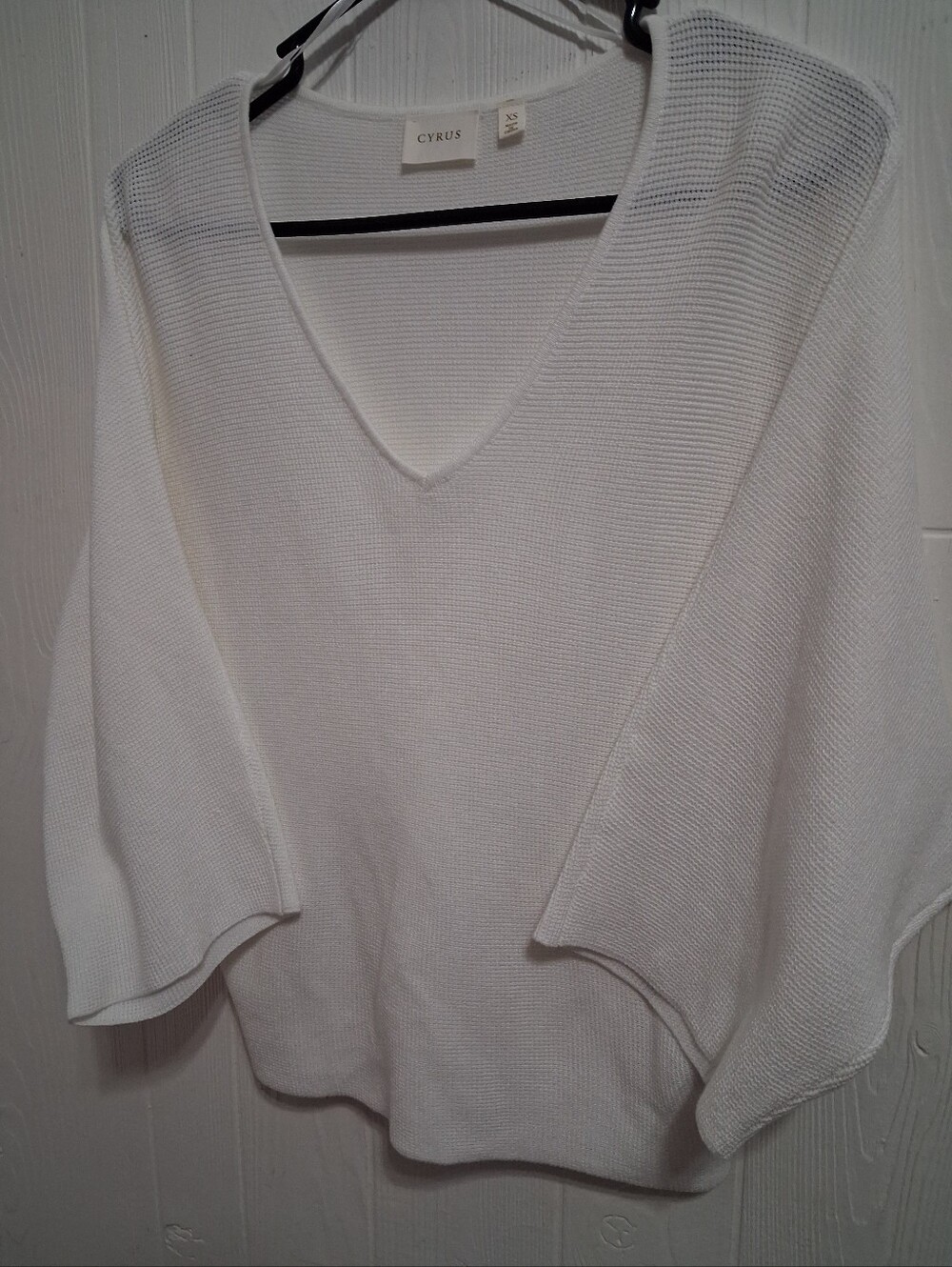 Cyrus Women's V-Neck White Knit Pullover